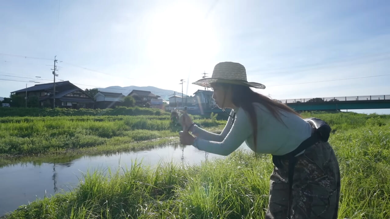 ｜「え、なにこの状況…」元・OLさん、“川の中”で魚を焼いて食べてしまう。