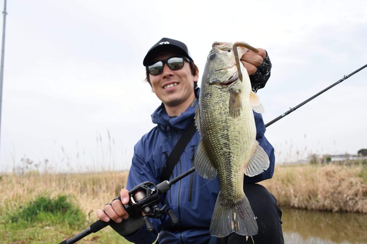 ｜【40アップ×2本のバスは釣れるのか⁉】激タフ霞ヶ浦オカッパリにトーナメンター兼ユーチューバーが挑む！
