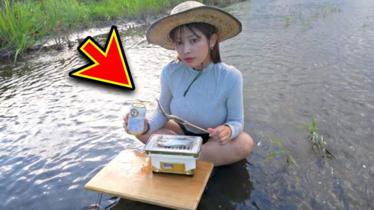 「え、なにこの状況…」元・OLさん、“川の中”で魚を焼いて食べてしまう。
