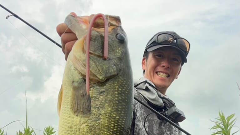 これはまさにミミズ！ロングワームどハマりで真夏のモンスター降臨！「クオリティ激ヤバの魚が出てます…」