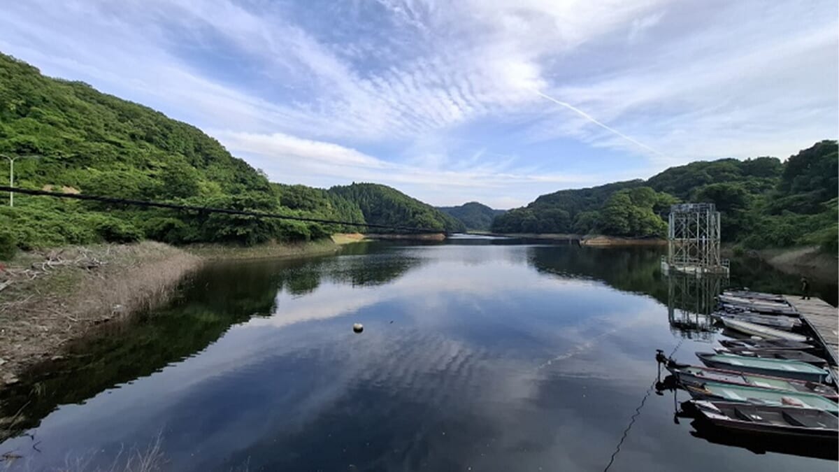 ｜「バス釣りの教科書的な…」オリキンさんが多根ダムに初挑戦。地形変化に富むフィールドで、どんな釣りを展開する？