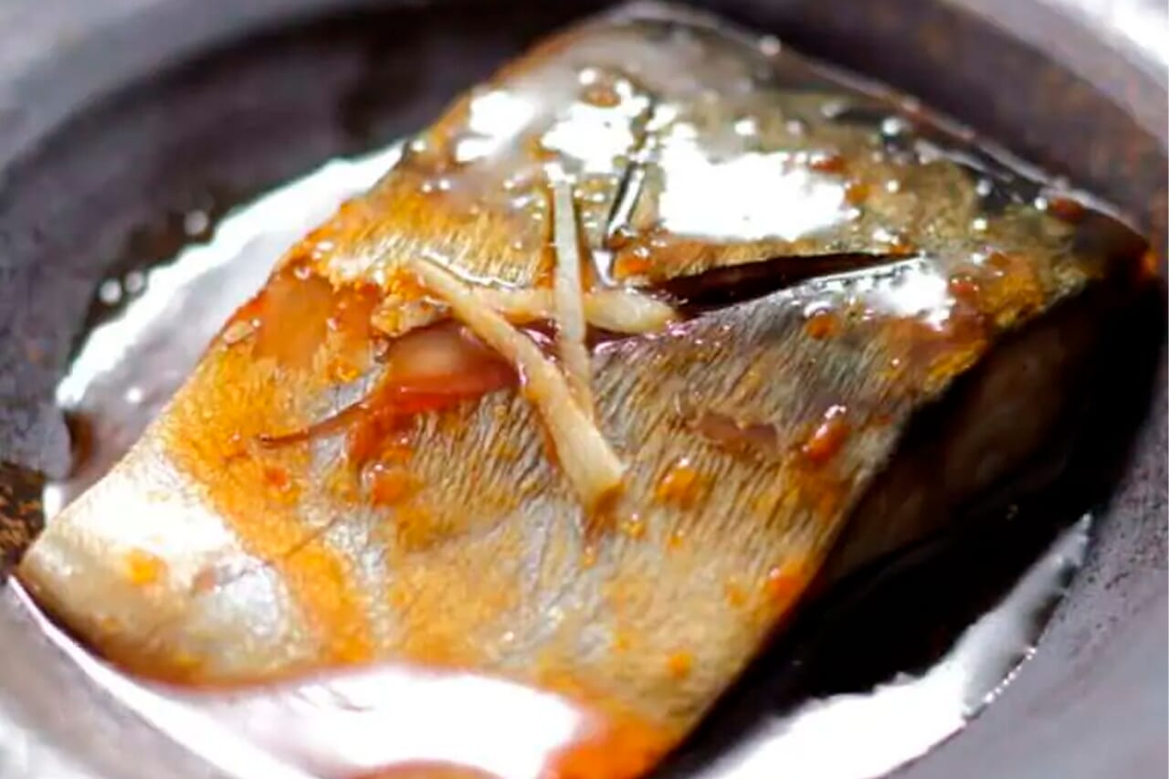 サバの釣り方｜サバの味噌煮｜〈初心者の釣り〉“サバ”の生態／釣りシーズン／釣り方／仕掛け／食べ方【堤防釣りの主役! 手軽に楽しめて食卓も潤す万能フィッシュ】