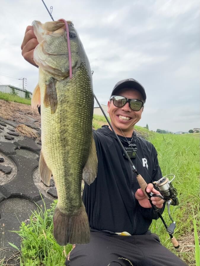 和田さんと釣れたブラックバス|「4でもなく5でもなく、4.5ポンド!」この絶妙な太さが大事! オカッパリの達人がこだわるラインセレクトって?