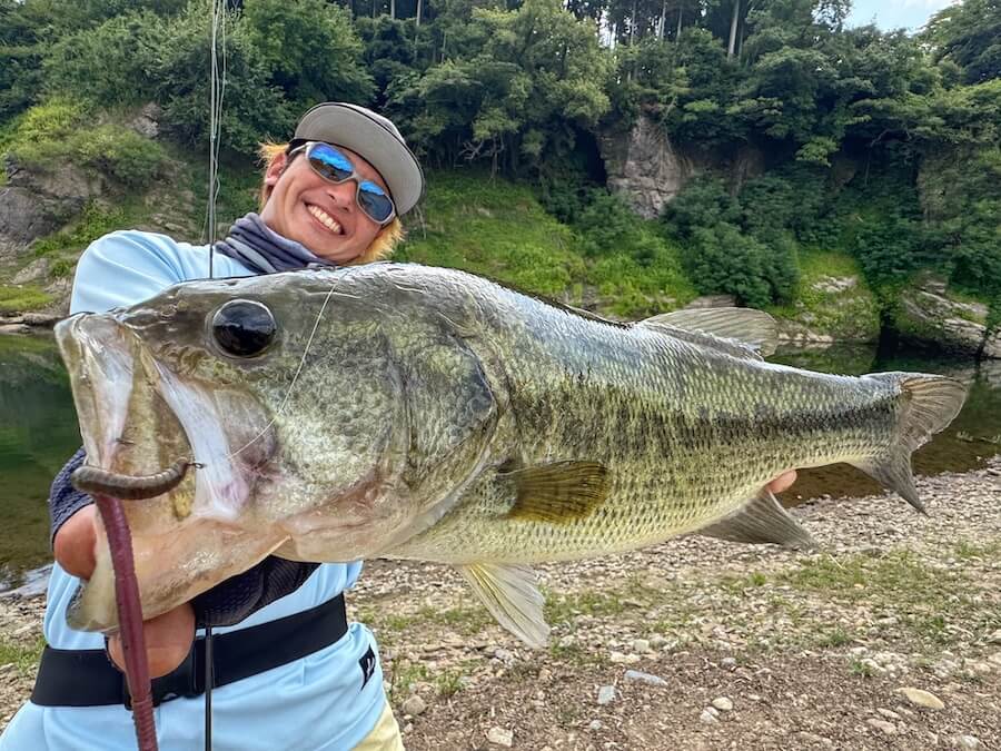 ｜「シェードと流れがキー！」オカッパリでデカバスを釣るボウワームヌードルの使い方とは？「アプローチ次第で口を使います」