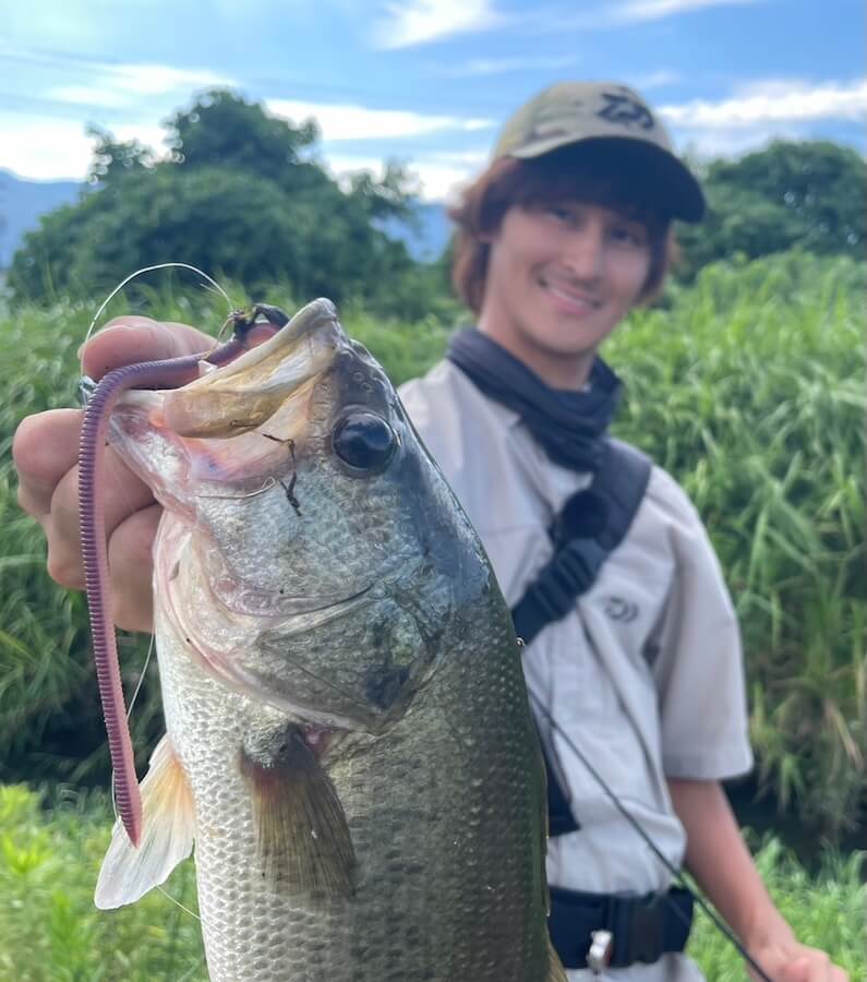 ｜バスがいそうな場所に入れるだけ！「着底する前に食ってます（笑）」今が旬のロングワームの使い方。アワセは最低5秒は待って！