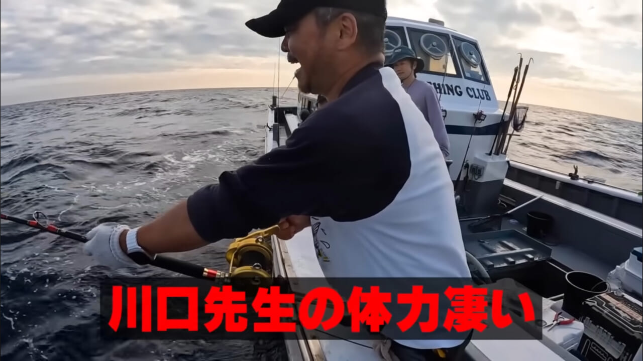 ｜【衝撃映像】「バキン！」「うわっ、折れた！」竿を破壊するほどのサメ。1時間以上にわたる捕獲劇、大人4人がかりで船上へ。