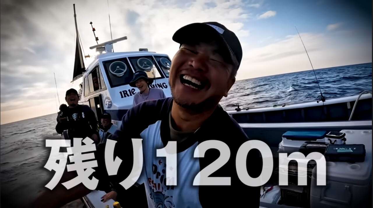 ｜【衝撃映像】「バキン！」「うわっ、折れた！」竿を破壊するほどのサメ。1時間以上にわたる捕獲劇、大人4人がかりで船上へ。