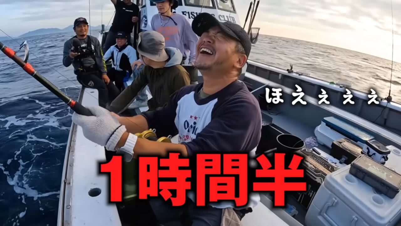 ｜【衝撃映像】「バキン！」「うわっ、折れた！」竿を破壊するほどのサメ。1時間以上にわたる捕獲劇、大人4人がかりで船上へ。
