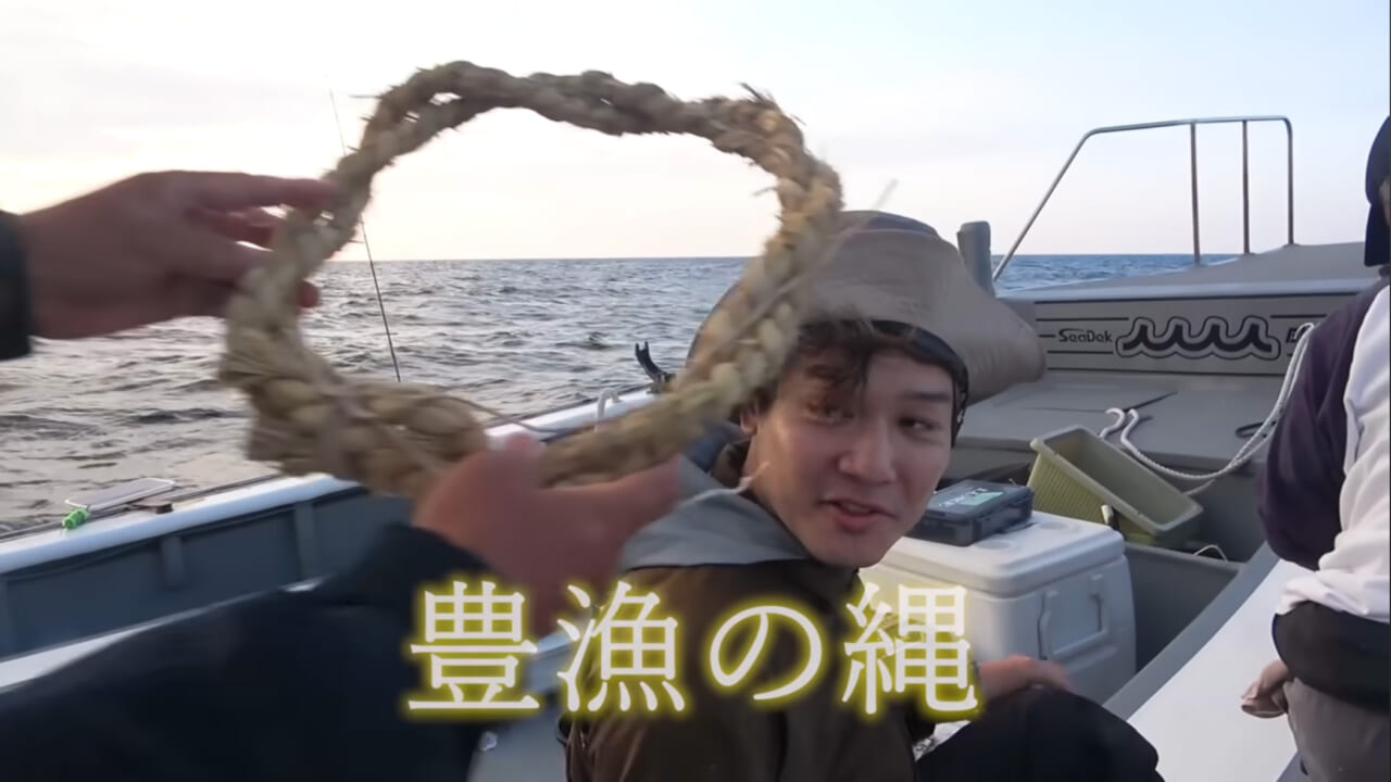 ｜【衝撃映像】「バキン！」「うわっ、折れた！」竿を破壊するほどのサメ。1時間以上にわたる捕獲劇、大人4人がかりで船上へ。