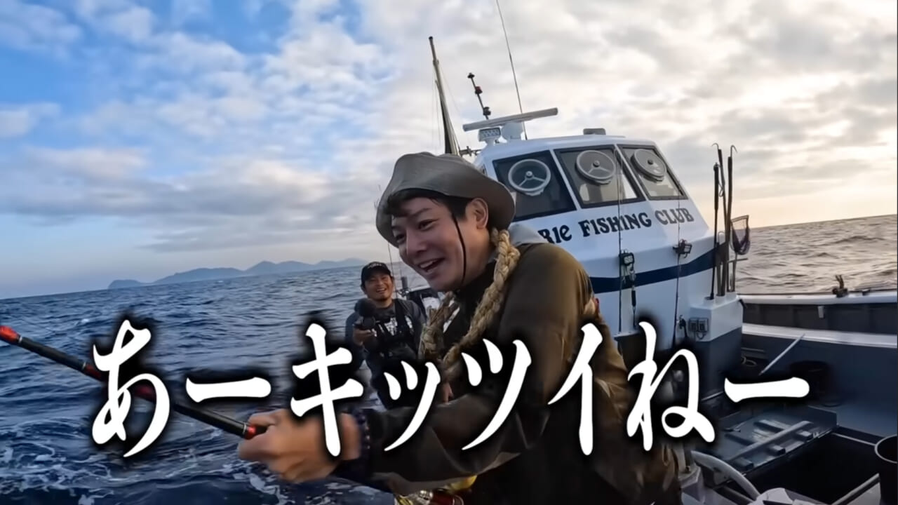 ｜【衝撃映像】「バキン！」「うわっ、折れた！」竿を破壊するほどのサメ。1時間以上にわたる捕獲劇、大人4人がかりで船上へ。
