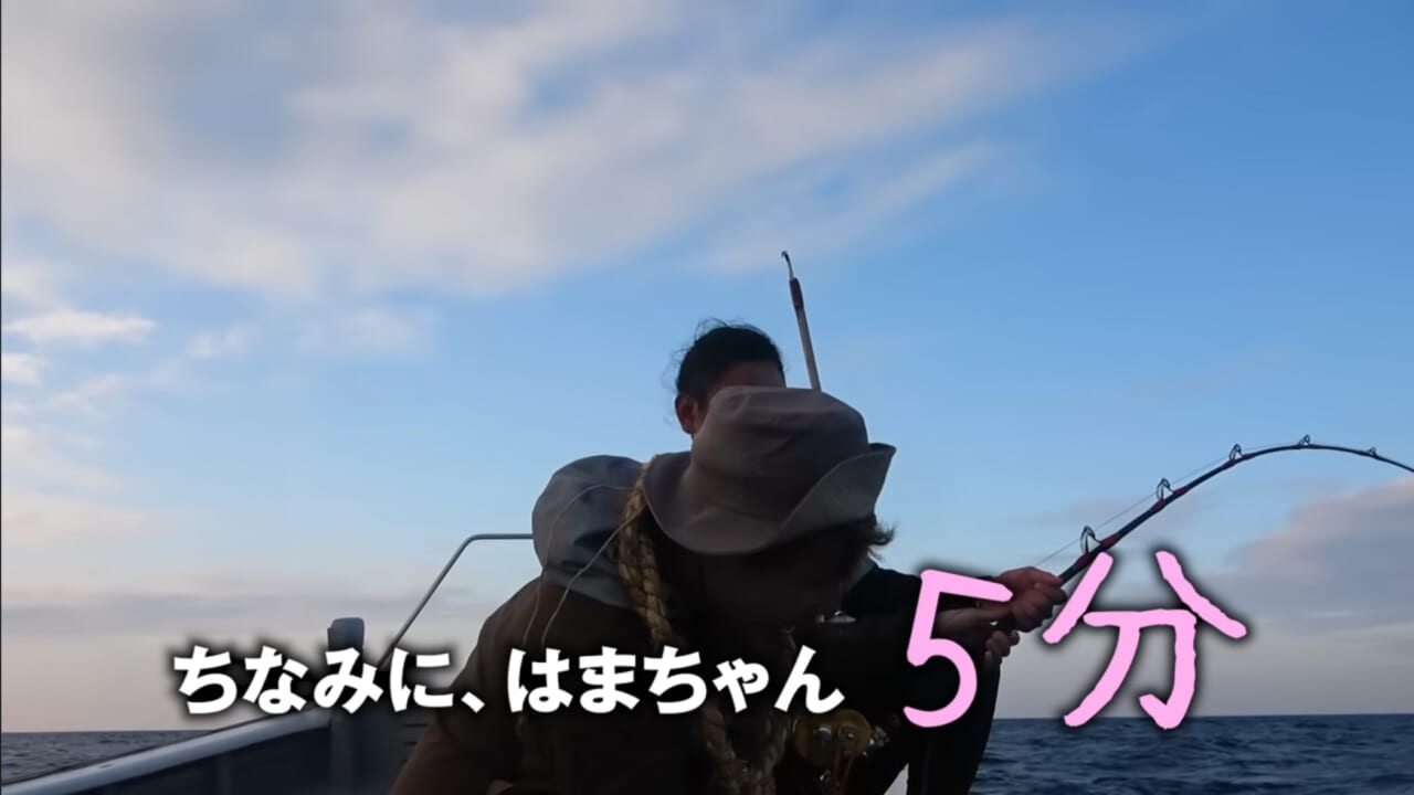 ｜【衝撃映像】「バキン！」「うわっ、折れた！」竿を破壊するほどのサメ。1時間以上にわたる捕獲劇、大人4人がかりで船上へ。