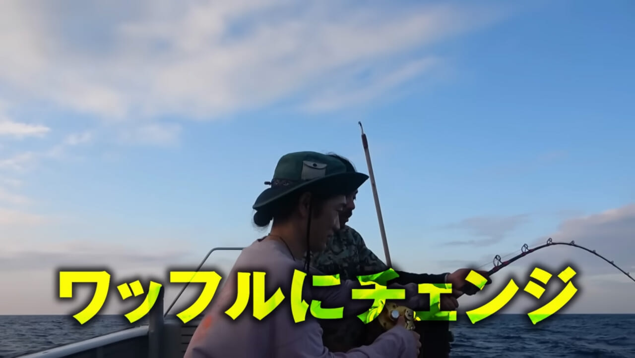 ｜【衝撃映像】「バキン！」「うわっ、折れた！」竿を破壊するほどのサメ。1時間以上にわたる捕獲劇、大人4人がかりで船上へ。