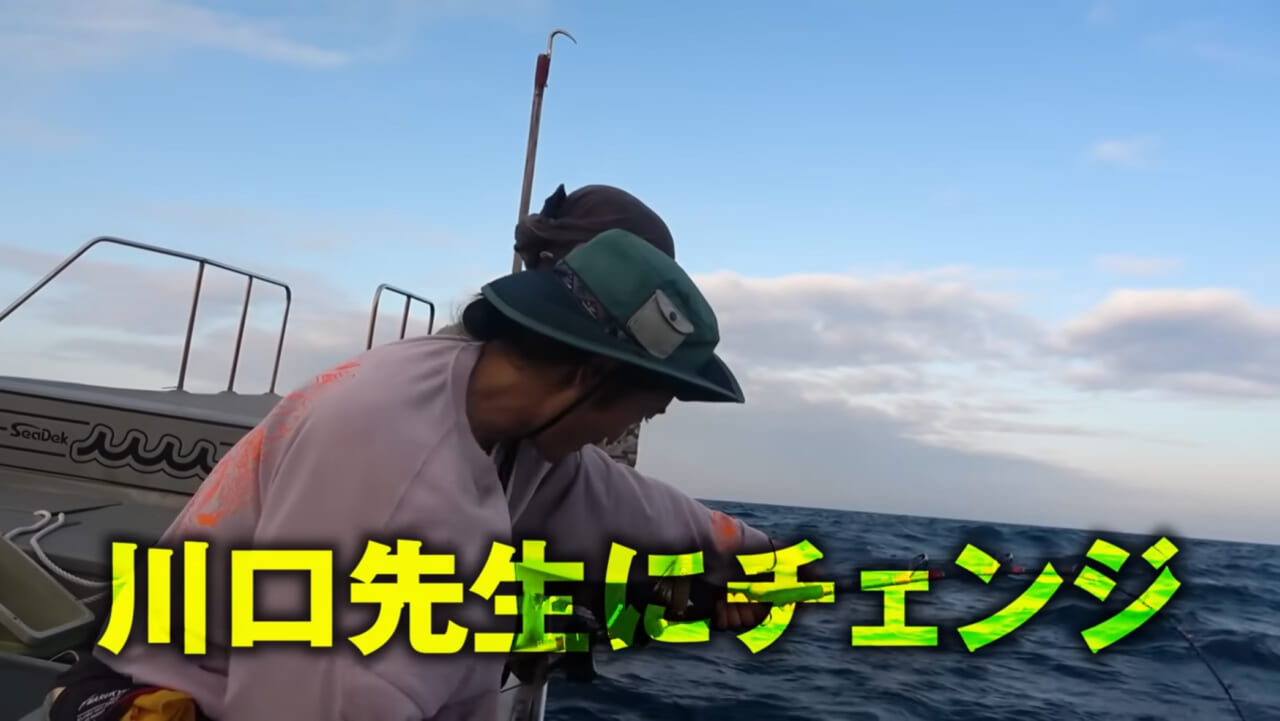 ｜【衝撃映像】「バキン！」「うわっ、折れた！」竿を破壊するほどのサメ。1時間以上にわたる捕獲劇、大人4人がかりで船上へ。