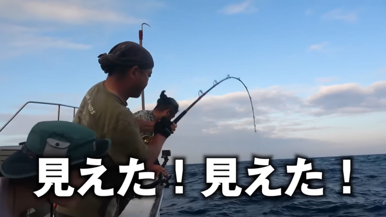｜【衝撃映像】「バキン！」「うわっ、折れた！」竿を破壊するほどのサメ。1時間以上にわたる捕獲劇、大人4人がかりで船上へ。