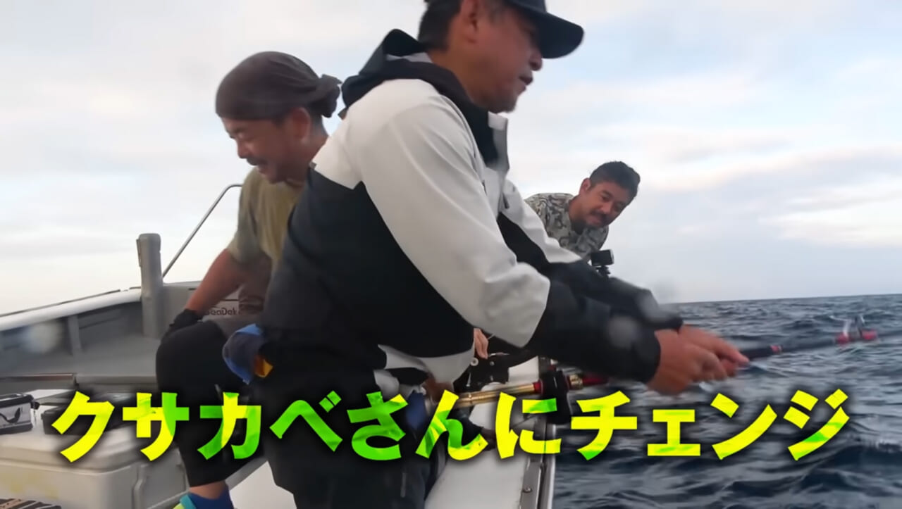 ｜【衝撃映像】「バキン！」「うわっ、折れた！」竿を破壊するほどのサメ。1時間以上にわたる捕獲劇、大人4人がかりで船上へ。