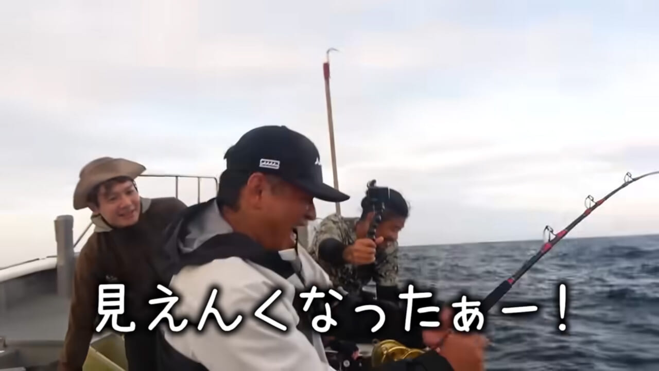 ｜【衝撃映像】「バキン！」「うわっ、折れた！」竿を破壊するほどのサメ。1時間以上にわたる捕獲劇、大人4人がかりで船上へ。