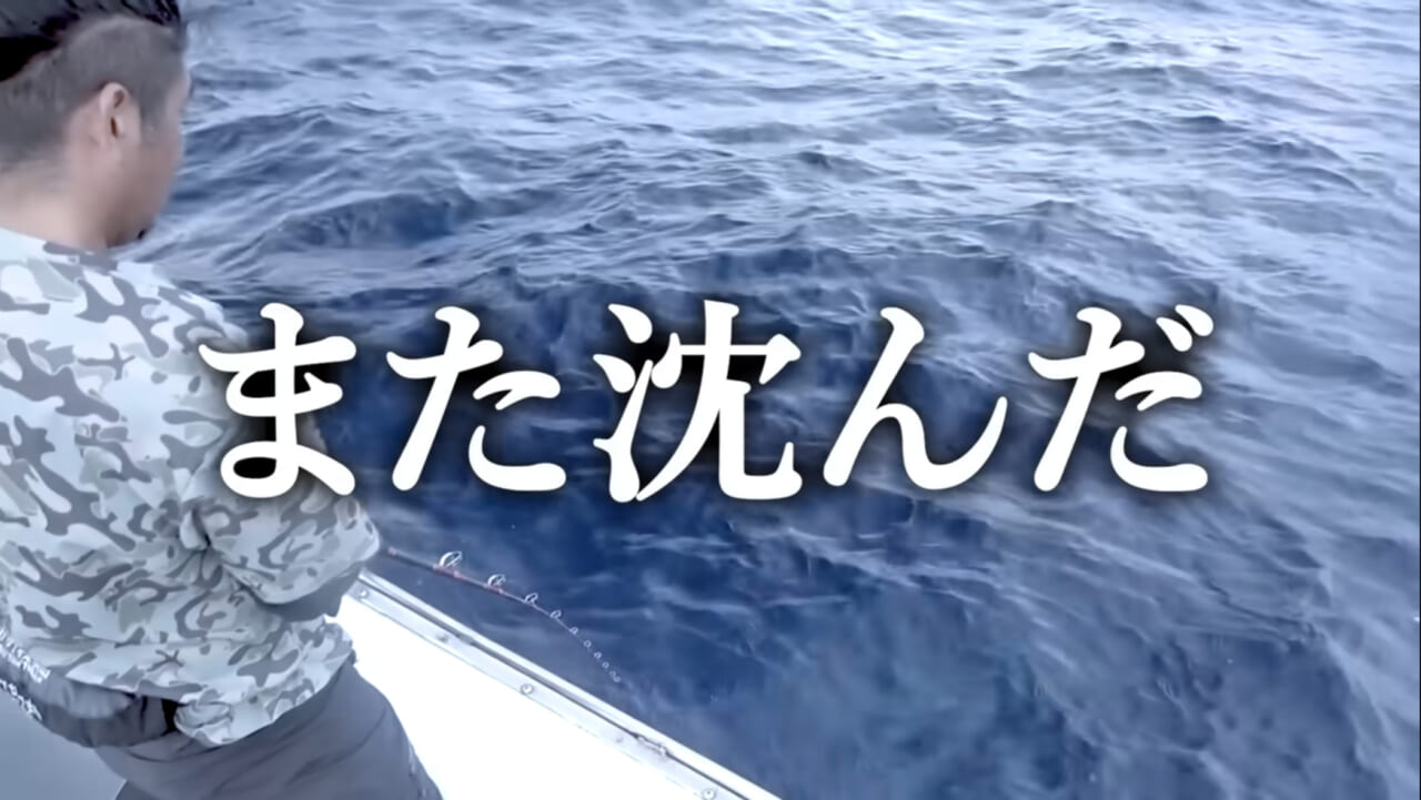 ｜【衝撃映像】「バキン！」「うわっ、折れた！」竿を破壊するほどのサメ。1時間以上にわたる捕獲劇、大人4人がかりで船上へ。