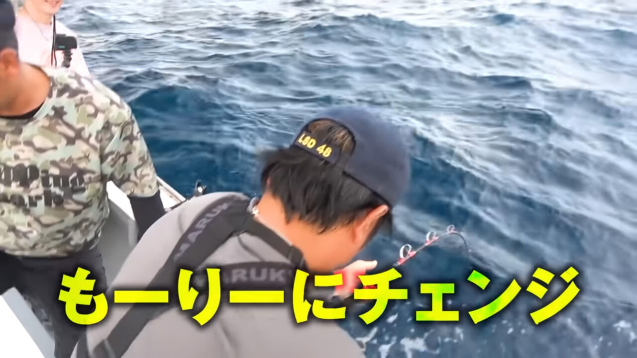 ｜【衝撃映像】「バキン！」「うわっ、折れた！」竿を破壊するほどのサメ。1時間以上にわたる捕獲劇、大人4人がかりで船上へ。