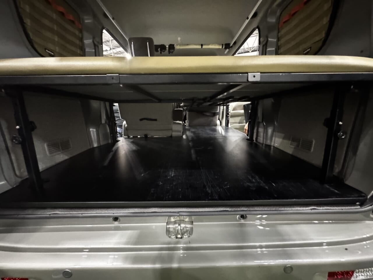 ｜「これがスズキ車なの…？」「小さなクロカン」エブリイのフルカスタム軽キャンパーが渋すぎる。