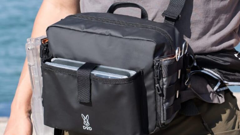 アウトドアメーカーの「DOD」が作った釣り用バッグが登場。ルアーケースを“ノールック”で取り出せて、コンパクトなのに大容量。