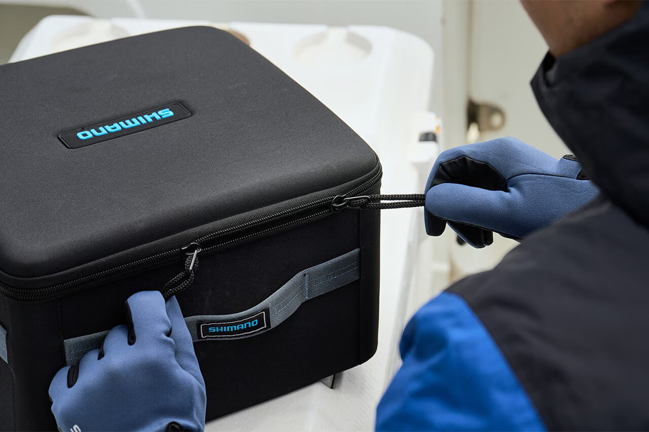 |シマノから発売される“専用リールケース”。大手メーカーが細部までこだわりぬいた逸品。絶対にリールを傷つけたくないあなたに。