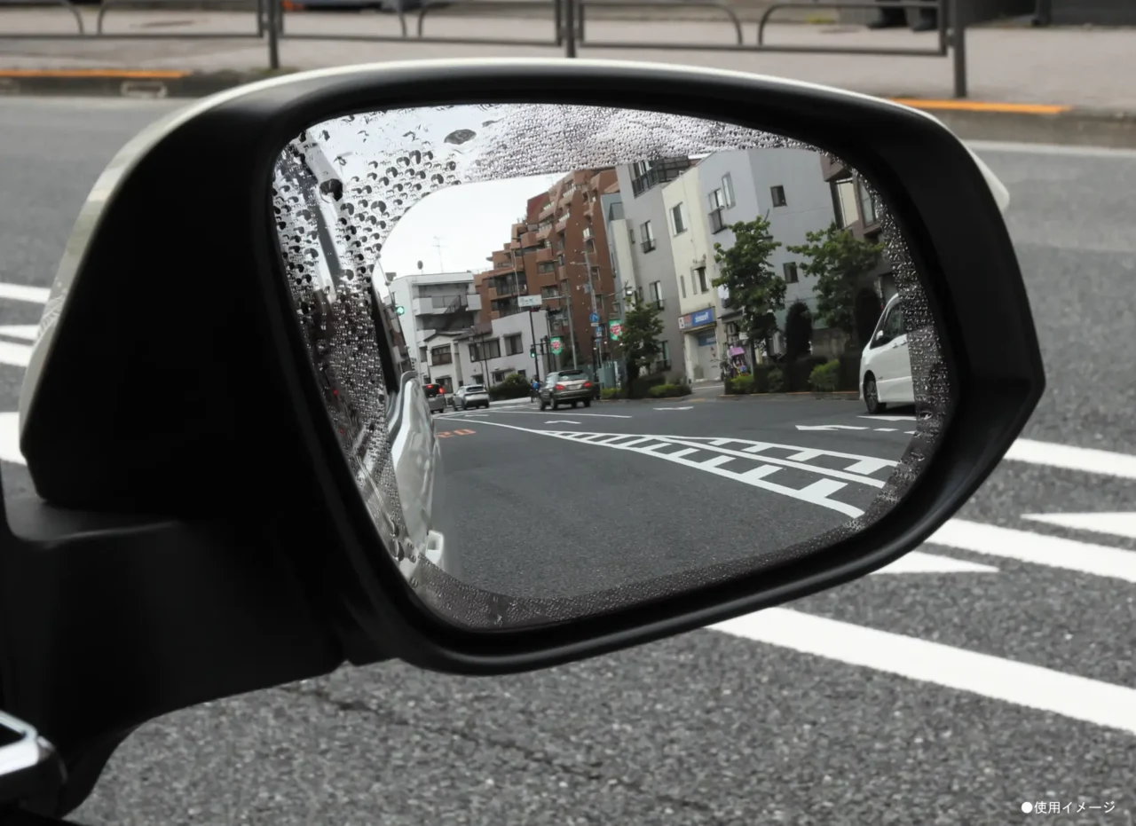 ｜「本当にスゴい」「効果は抜群でした」雨でもミラーがバッチリ見える“超撥水フィルム”が登場。これからの秋雨シーズンに持っておきたいアイテム。