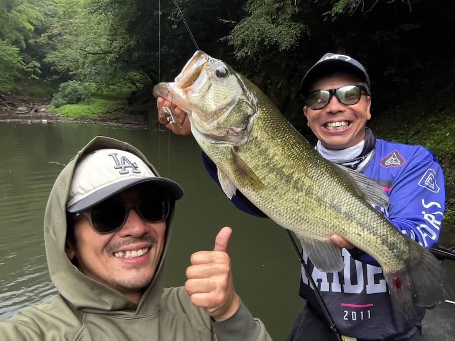 ｜10年ぶりのダムへ。55cm頭に入れ食い状態！こんな秘境がまだ残っているのか…「サイズ問わず数えきれないほど釣れますよ！」