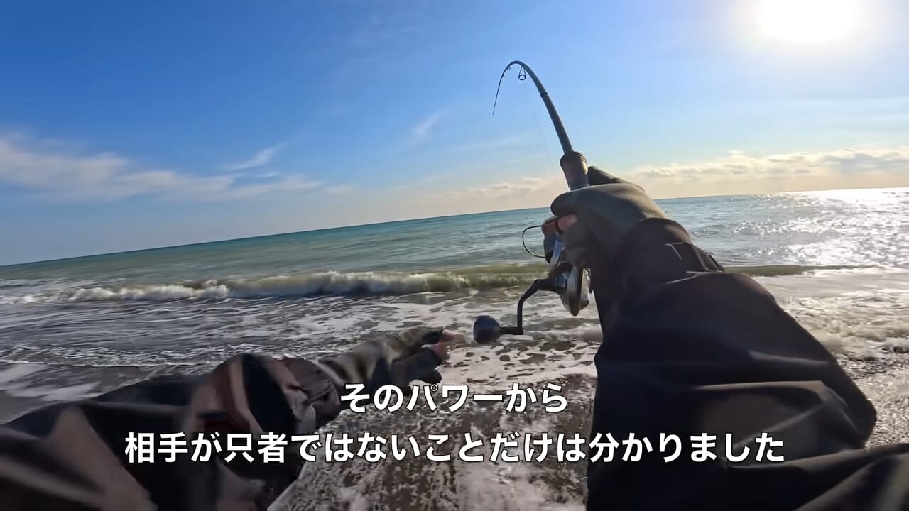 ｜「キタ！キタ！」「ヤバいなコレ。」宮崎県の砂浜でユーチューバーが“幻の巨大魚”捕獲。しかし…。「素直に喜べないところもある…」