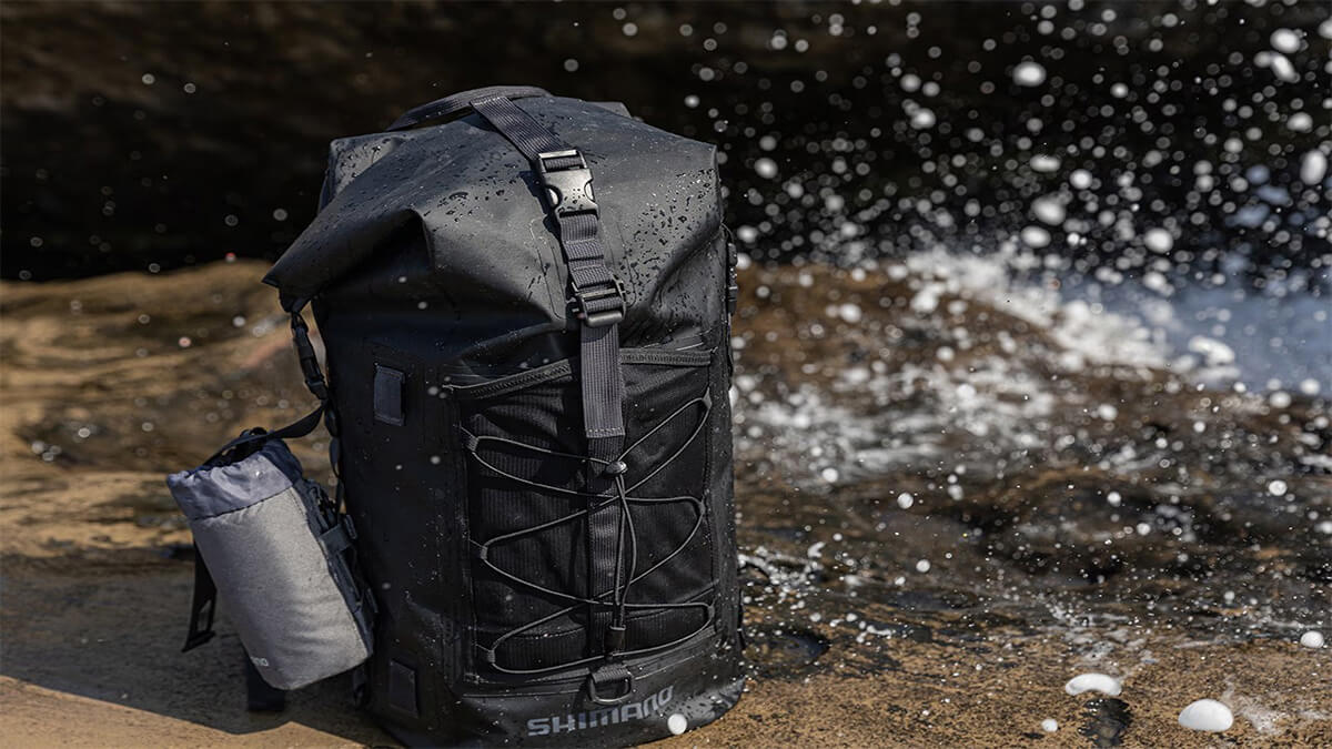 ｜シマノから“釣り専用設計”のバッグパックが登場。大手メーカーがこだわり尽くした高機能防水バックの性能とは？