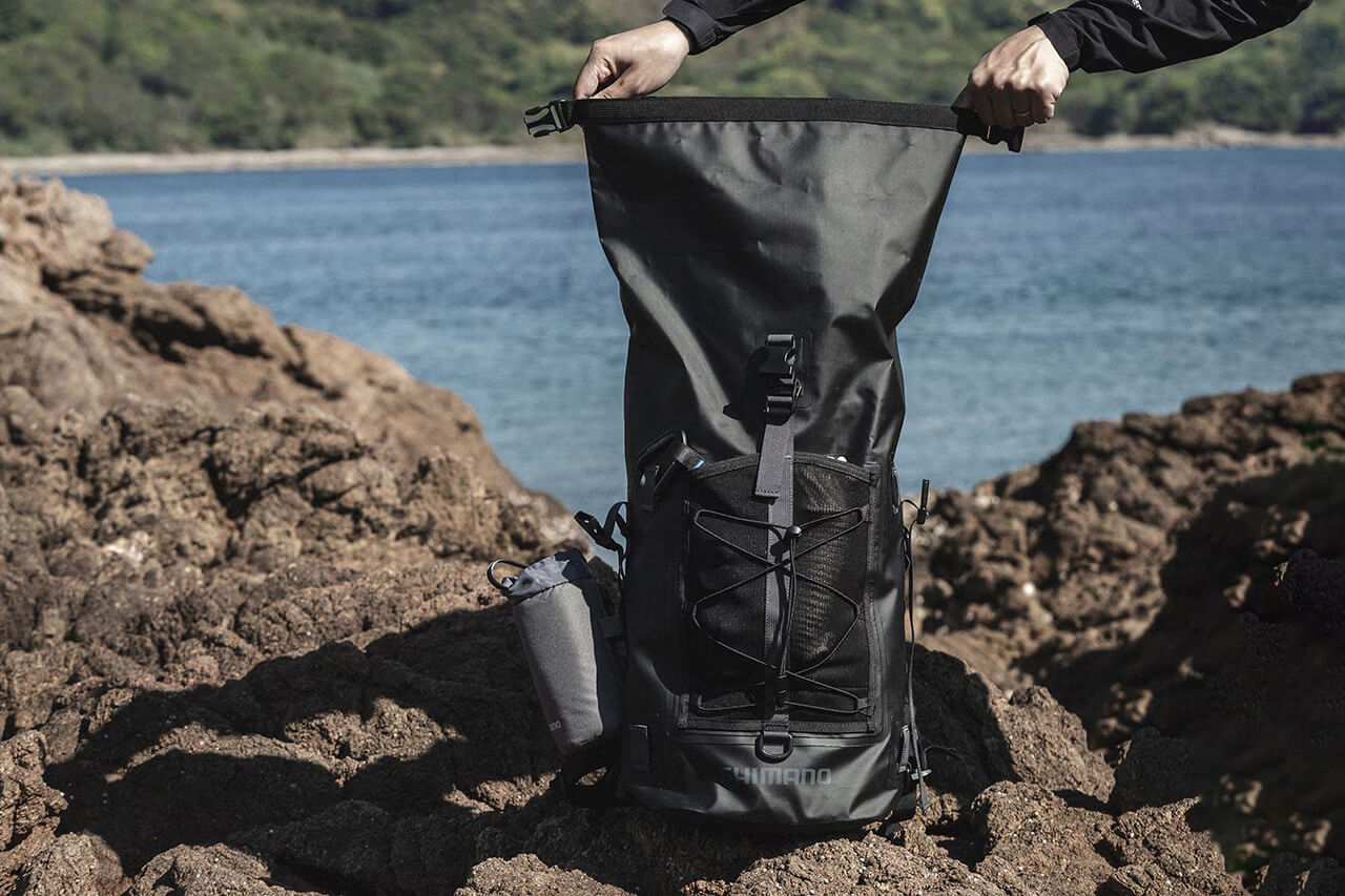｜シマノから“釣り専用設計”のバッグパックが登場。大手メーカーがこだわり尽くした高機能防水バックの性能とは？