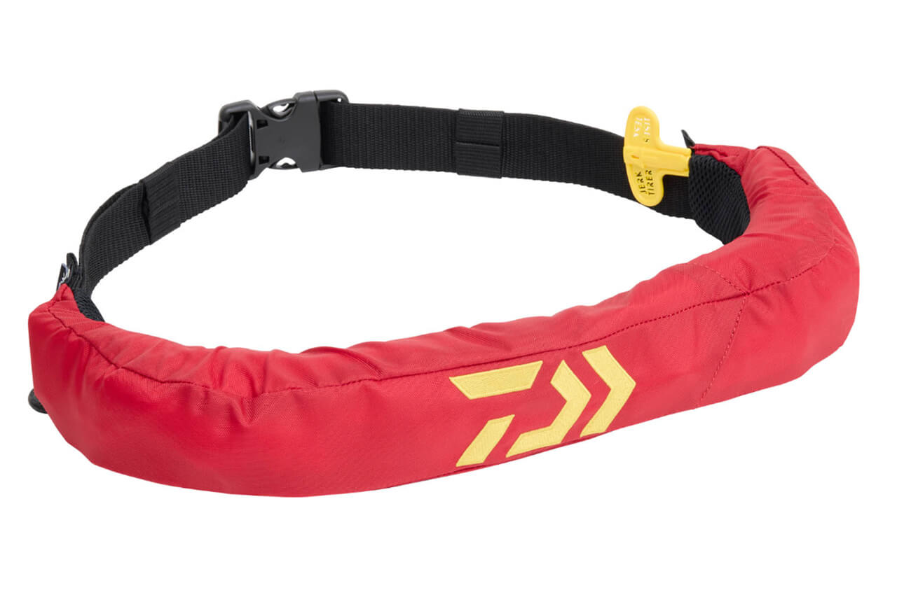 |DAIWAから登場する“自動通報機能”付きライフジャケット。落水を検知して瞬時に通知する仕組みとは?『桜マーク』付きで国土交通省の認証も。