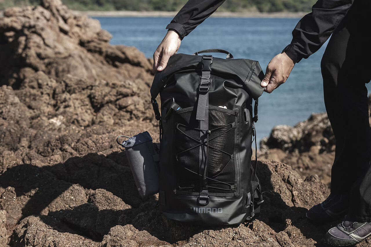 ｜シマノから“釣り専用設計”のバッグパックが登場。大手メーカーがこだわり尽くした高機能防水バックの性能とは？