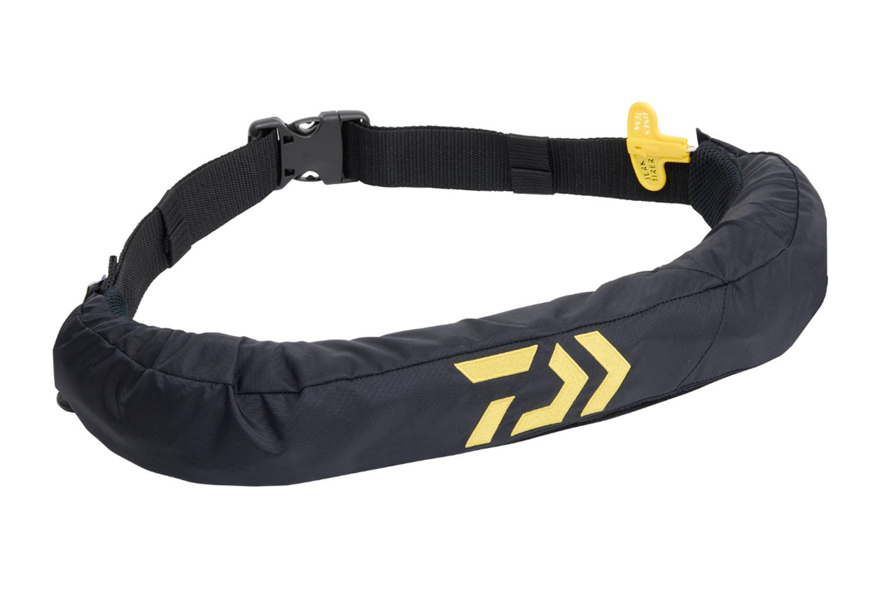 |DAIWAから登場する“自動通報機能”付きライフジャケット。落水を検知して瞬時に通知する仕組みとは?『桜マーク』付きで国土交通省の認証も。