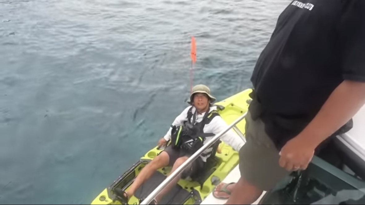 ｜「サムネ詐欺かと思った」「無事でよかったわ…」カヤックで“まさかの巨大魚”に挑む。死亡例すらある危険な釣り。