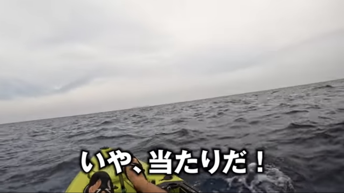 ｜「サムネ詐欺かと思った」「無事でよかったわ…」カヤックで“まさかの巨大魚”に挑む。死亡例すらある危険な釣り。