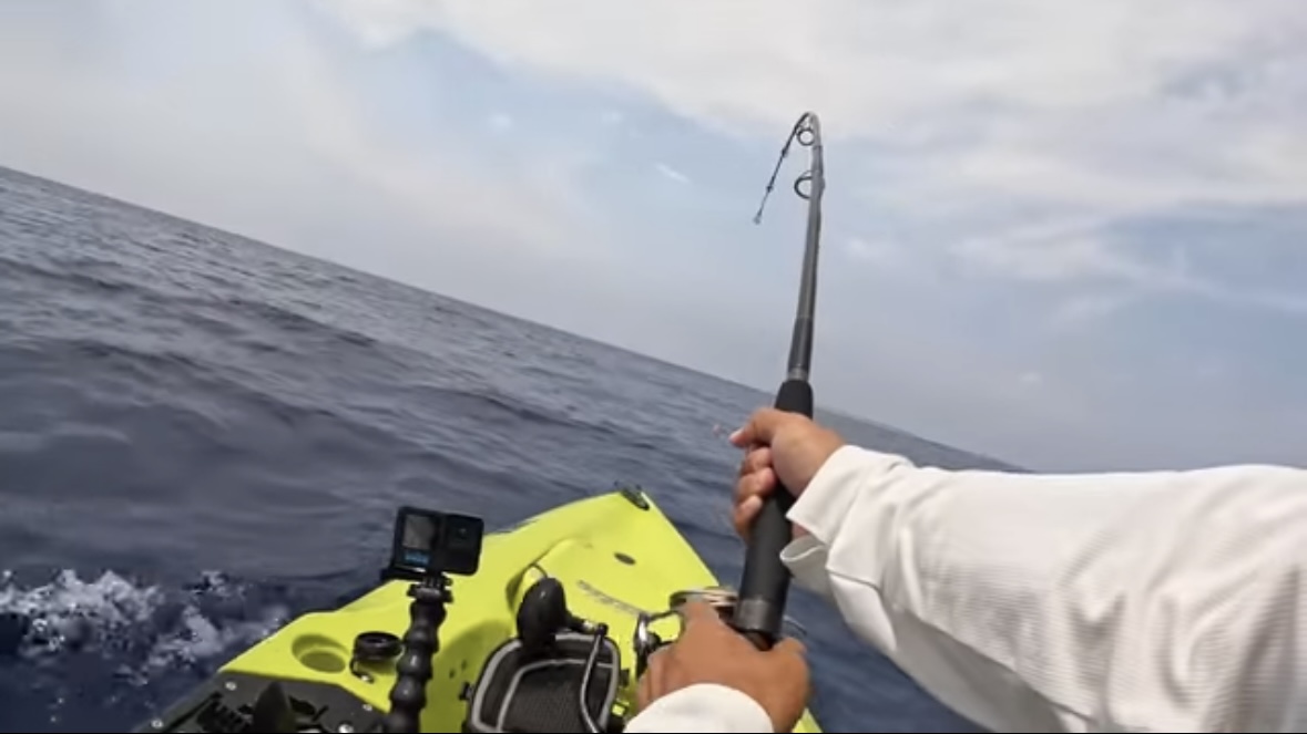 ｜「サムネ詐欺かと思った」「無事でよかったわ…」カヤックで“まさかの巨大魚”に挑む。死亡例すらある危険な釣り。