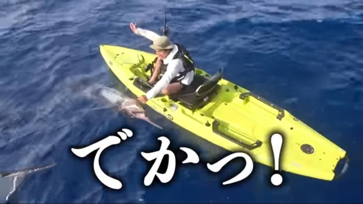 ｜「サムネ詐欺かと思った」「無事でよかったわ…」カヤックで“まさかの巨大魚”に挑む。死亡例すらある危険な釣り。