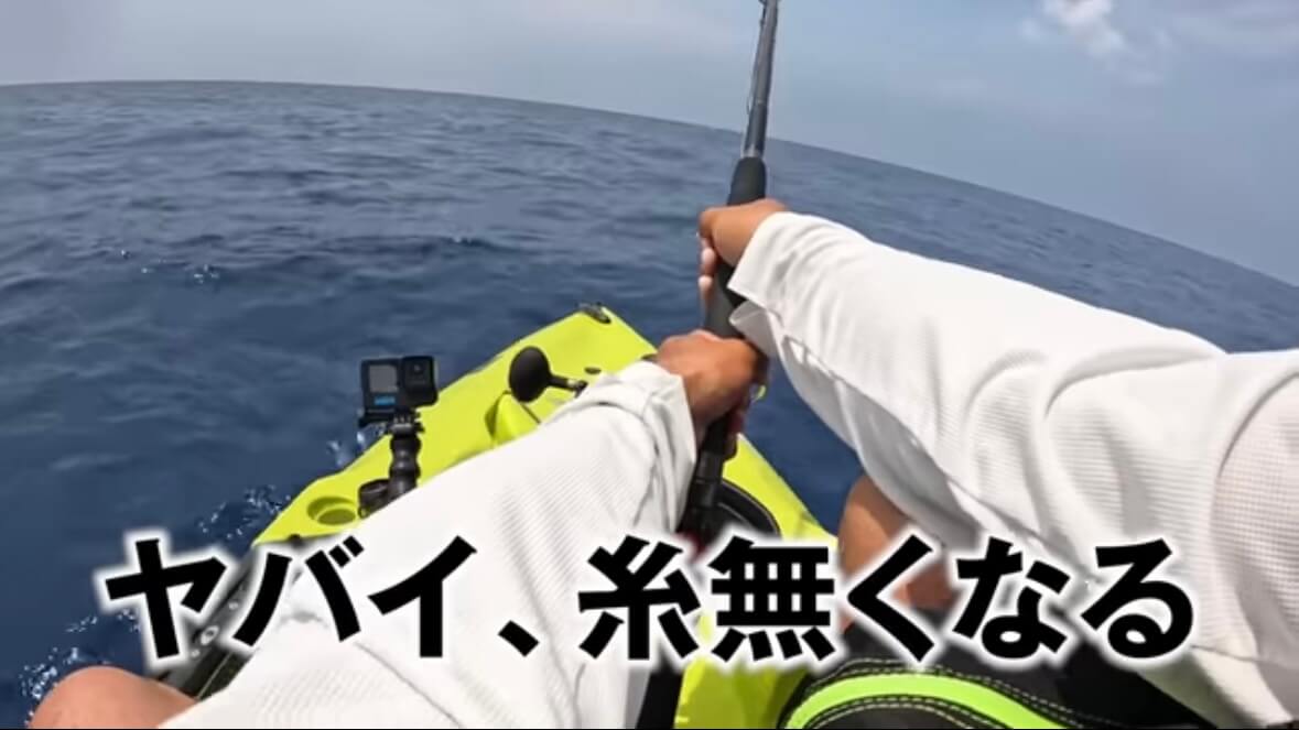 ｜「サムネ詐欺かと思った」「無事でよかったわ…」カヤックで“まさかの巨大魚”に挑む。死亡例すらある危険な釣り。
