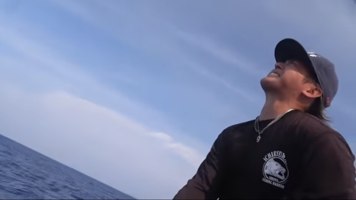｜「サムネ詐欺かと思った」「無事でよかったわ…」カヤックで“まさかの巨大魚”に挑む。死亡例すらある危険な釣り。
