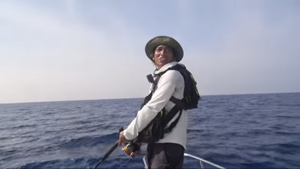 ｜「サムネ詐欺かと思った」「無事でよかったわ…」カヤックで“まさかの巨大魚”に挑む。死亡例すらある危険な釣り。