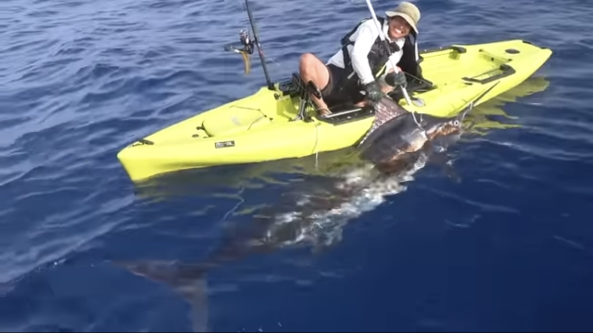 ｜「サムネ詐欺かと思った」「無事でよかったわ…」カヤックで“まさかの巨大魚”に挑む。死亡例すらある危険な釣り。
