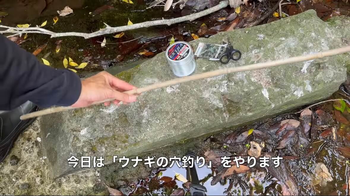 |「よっしゃ!」「食った!」ミミズのついた『木の枝』を岩陰に突っ込むと…? 20万回再生された“穴釣り”に反響多数。