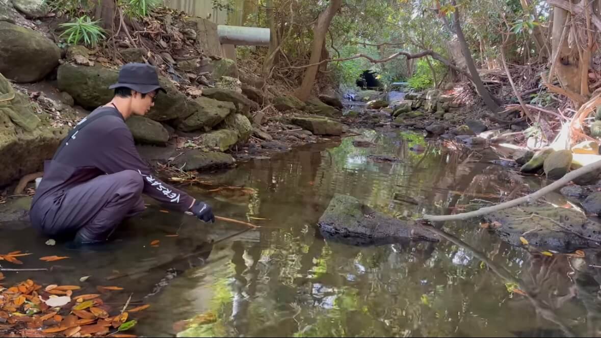 |「よっしゃ!」「食った!」ミミズのついた『木の枝』を岩陰に突っ込むと…? 20万回再生された“穴釣り”に反響多数。