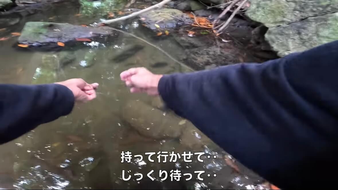 |「よっしゃ!」「食った!」ミミズのついた『木の枝』を岩陰に突っ込むと…? 20万回再生された“穴釣り”に反響多数。