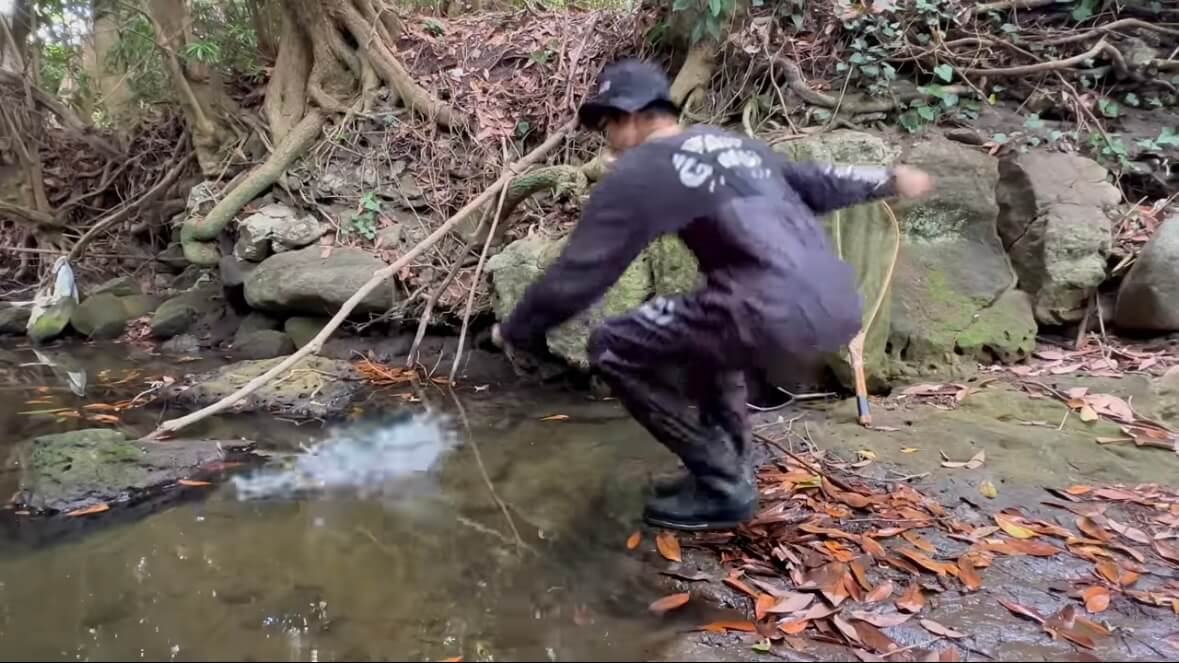 |「よっしゃ!」「食った!」ミミズのついた『木の枝』を岩陰に突っ込むと…? 20万回再生された“穴釣り”に反響多数。