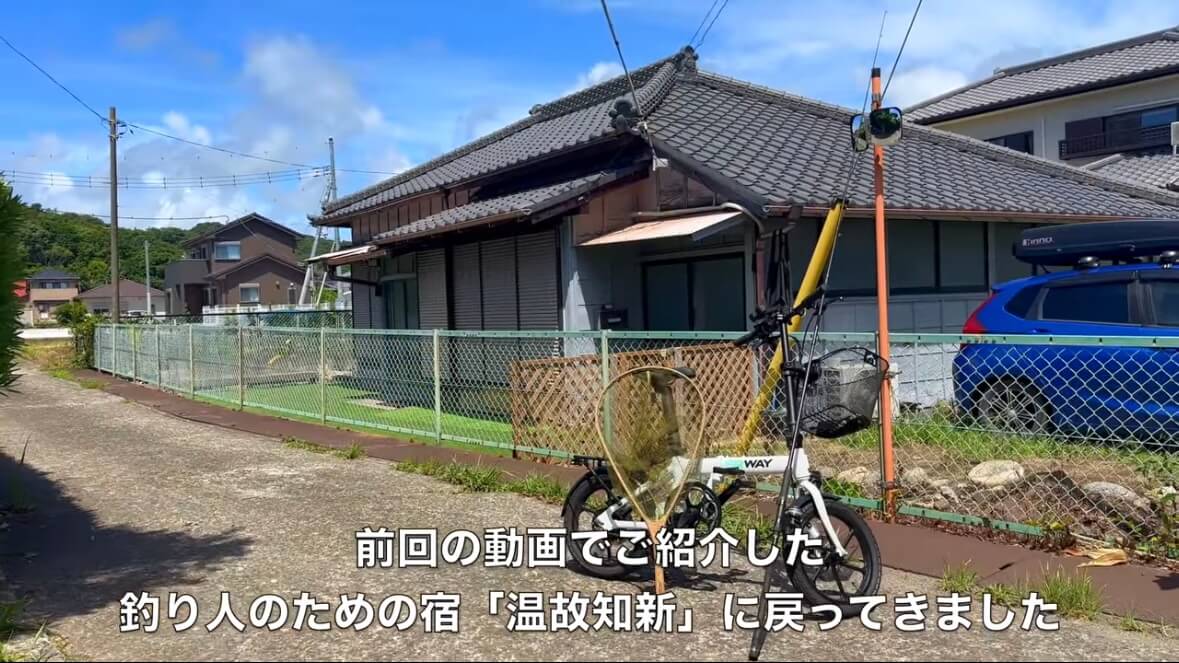 |「よっしゃ!」「食った!」ミミズのついた『木の枝』を岩陰に突っ込むと…? 20万回再生された“穴釣り”に反響多数。