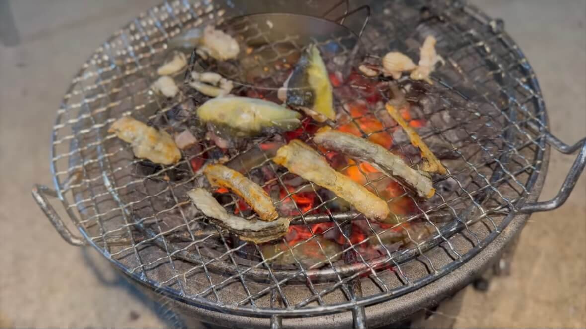 |「よっしゃ!」「食った!」ミミズのついた『木の枝』を岩陰に突っ込むと…? 20万回再生された“穴釣り”に反響多数。