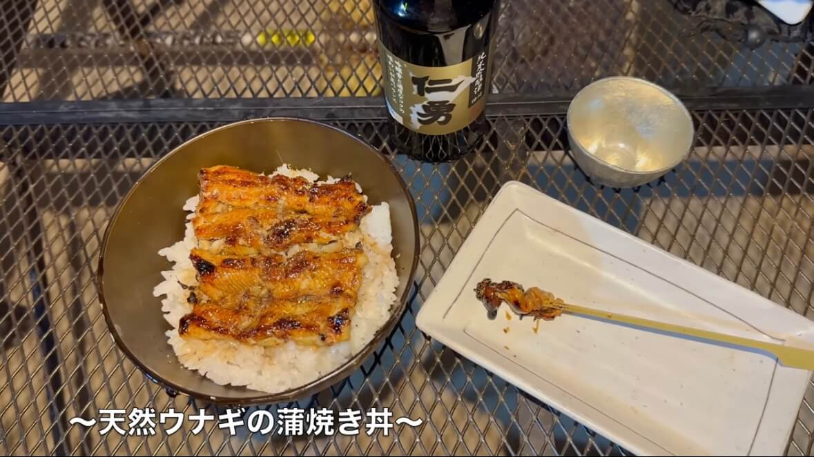 |「よっしゃ!」「食った!」ミミズのついた『木の枝』を岩陰に突っ込むと…? 20万回再生された“穴釣り”に反響多数。