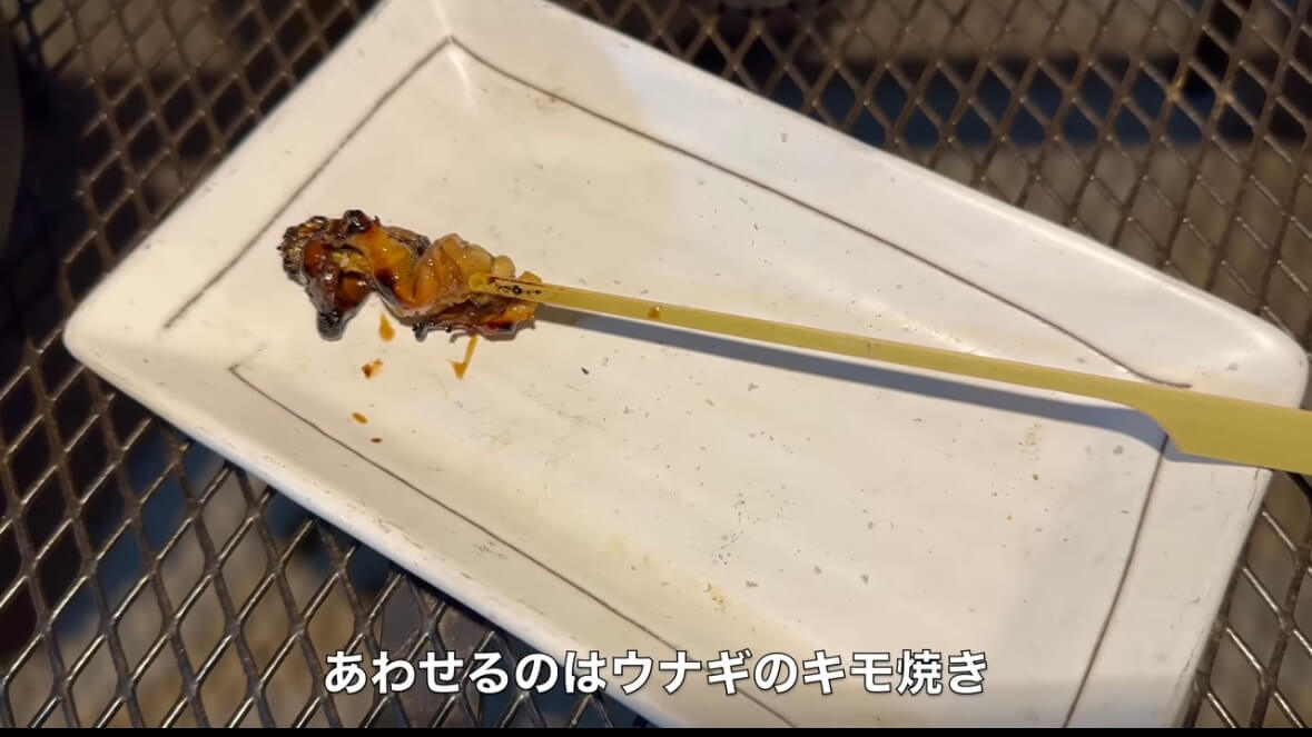 |「よっしゃ!」「食った!」ミミズのついた『木の枝』を岩陰に突っ込むと…? 20万回再生された“穴釣り”に反響多数。