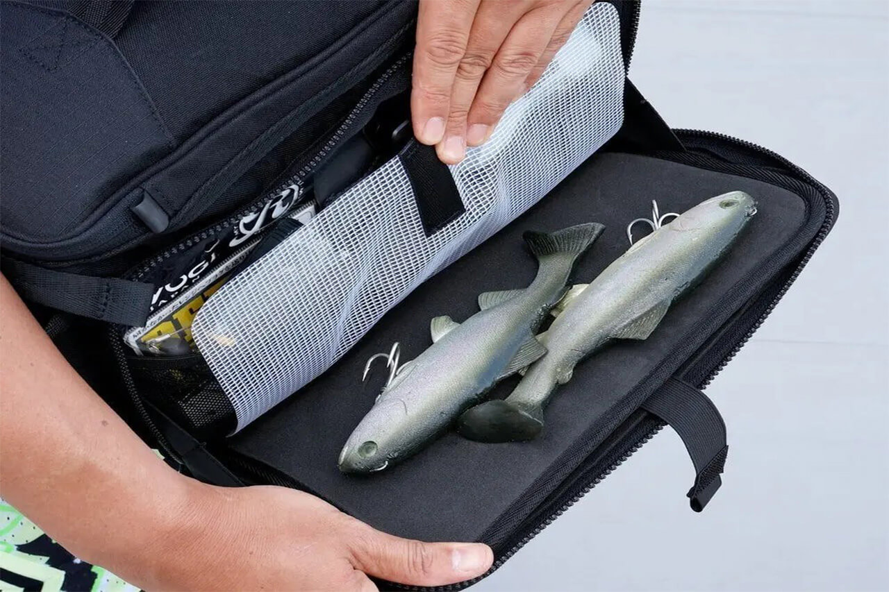 ｜「待ってた人も多いのでは？」「なんでも入るやん…」大容量の“オカッパリ”バッグが登場。専用設計だからこそ実現した実用性。